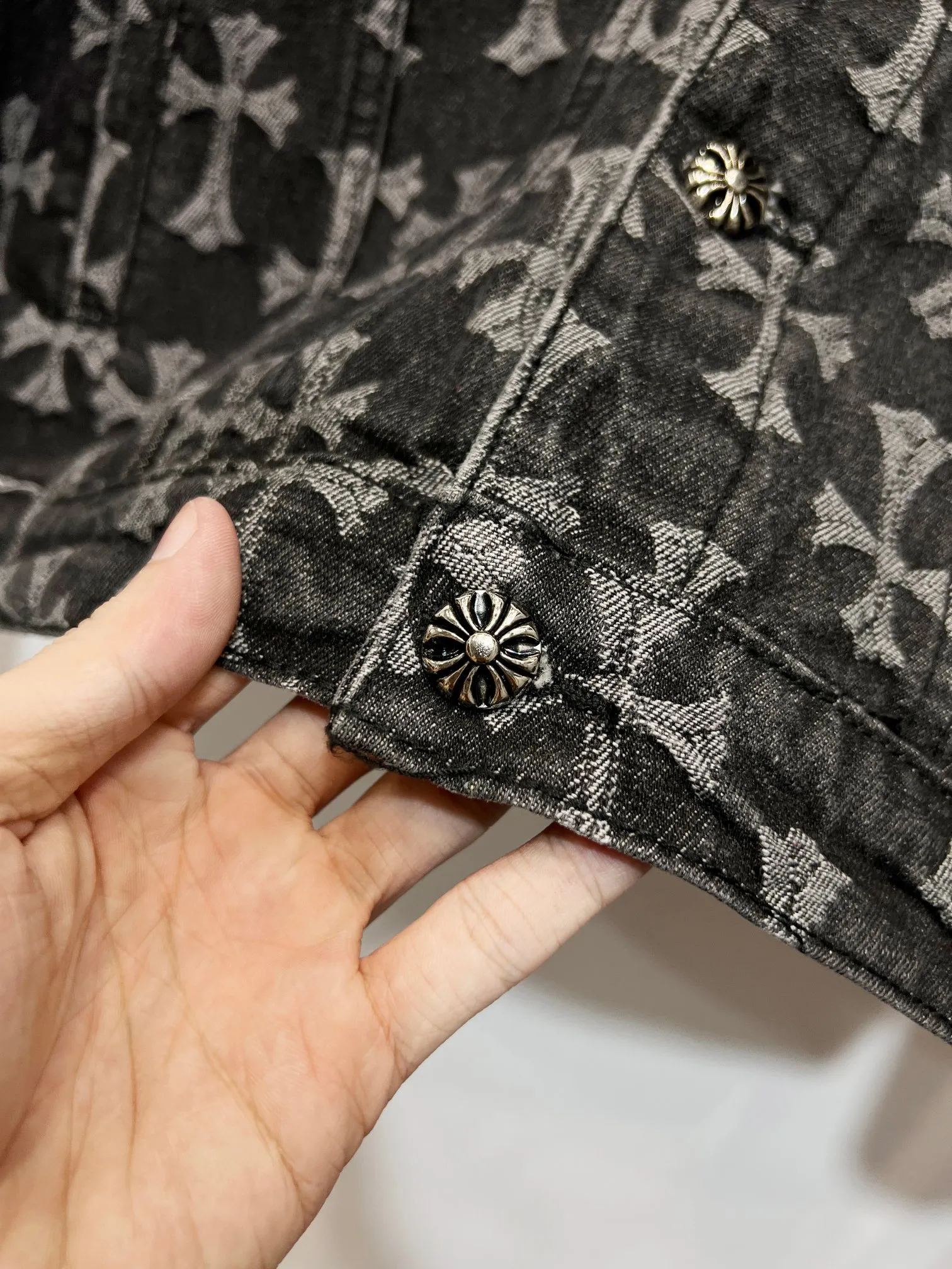 P250 Style No.: (r071) Chrome Hearts double-sided heavy-duty denim jacket with LOGO printed all over the jacquard. The same style as the Internet celebrity star. The cross-printed denim jacket has a unique cross design element and all-over printing, which is full of design. It is made of 100% denim cotton fabric with heavy coarse yarn count, which ensures a stiff and tough silhouette while being soft, comfortable and breathable. The lapel is designed with silver buttons and is full of texture. The classic white cross logo is all over the dress, making it a perfect versatile style for spring and summer! Customized jacquard fabric, you can wear it in various styles. This gender-neutral shirt is a must-have for nightclubs. It can be worn as a jacket for both men and women. It can be easily worn by both men and women! The original loose version is made of high-quality pure cotton fabrics. The fabric pattern is high-definition and delicate without burrs. It is comfortable and breathable to wear. All the buttons are molded and customized. It is casual and fashionable and can be matched with any bottoms. It can be windproof and sunproof in spring and summer. It can be worn outside in autumn and winter! Easily concave shape makes you look slimmer and taller, perfect for both men and women! Style number: Color: Black Size: S M L XL